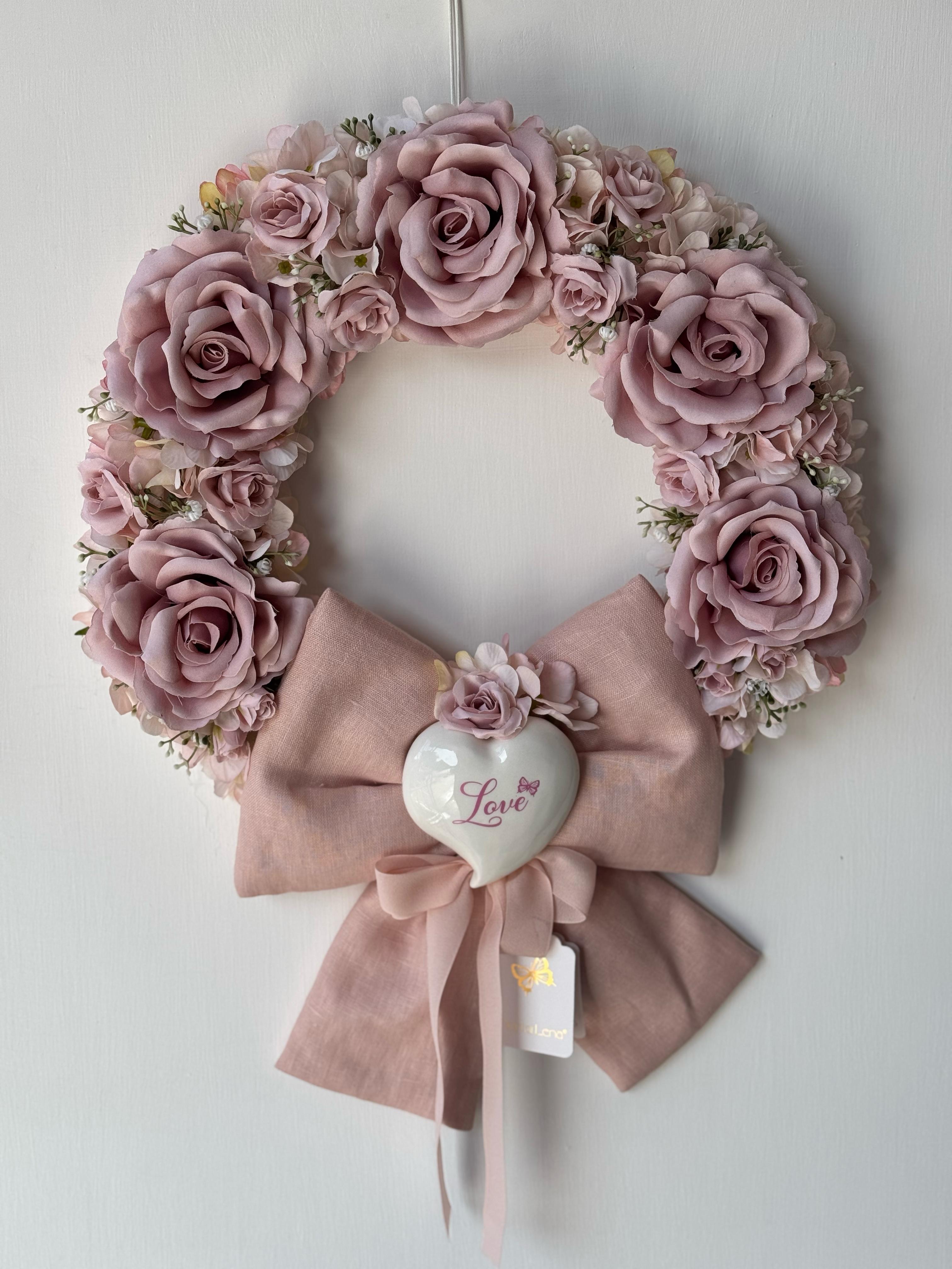 Ghirlanda di rose c/fiocco in tessuto e cuore in ceramica scritta 